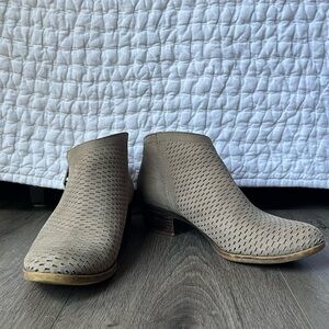 Lucky Brand Brielley Tan Ankle Booties Perforated Leather Size 8